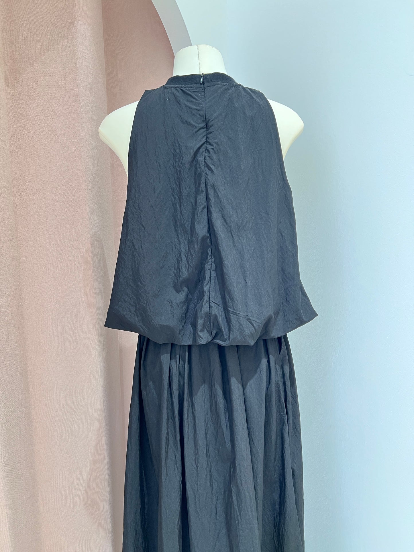 10749|简约挂脖花苞式上衣套装裙